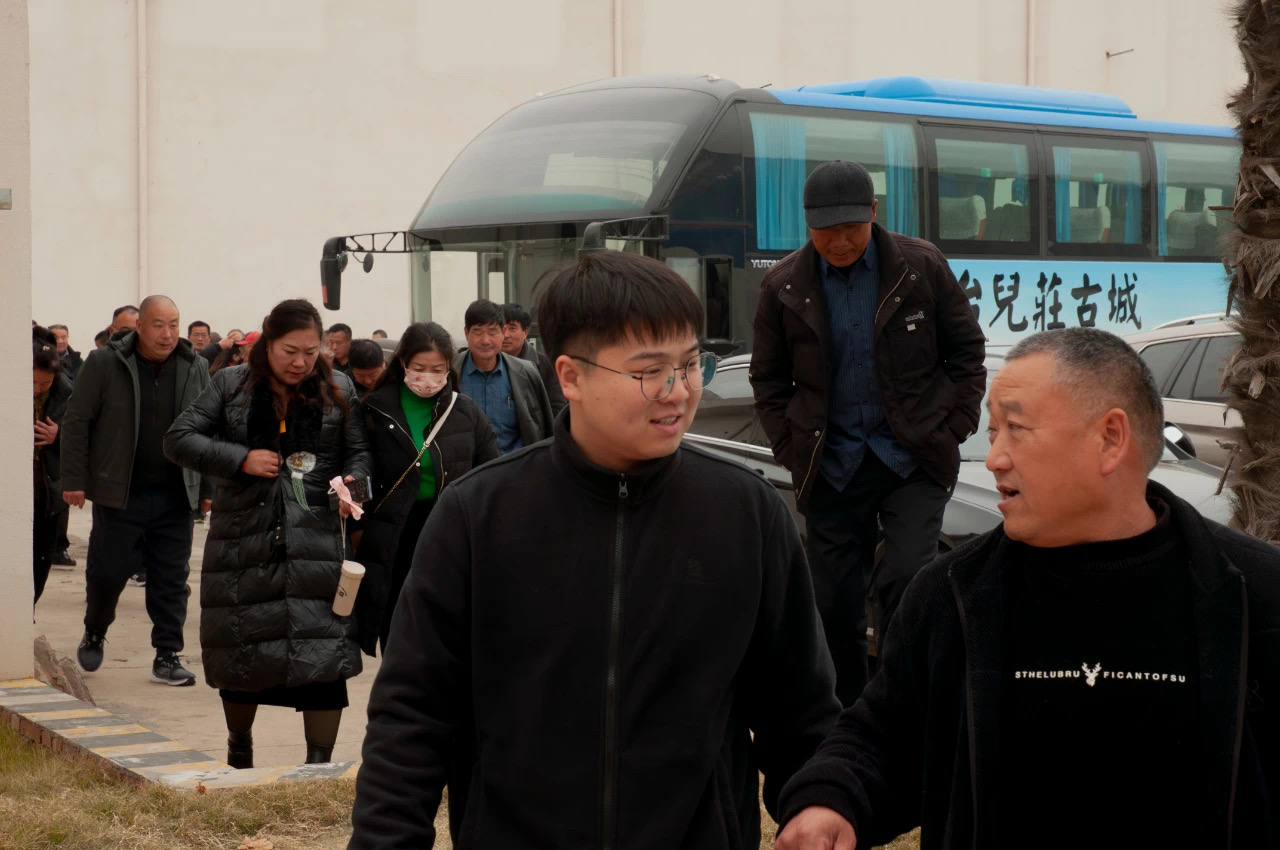 共望未來(lái)，譜合作新篇：福農(nóng)農(nóng)資團(tuán)隊(duì)蒞臨新鄉(xiāng)中電、弗思特進(jìn)行參觀(guān)考察。